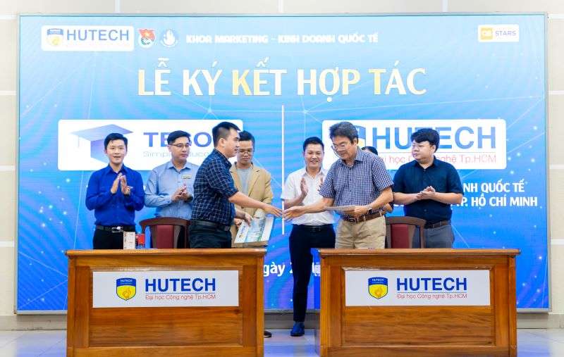 Thầy Trần Trinh Tường đại diện cho Simple kí kết hợp tác cùng HUTECH
