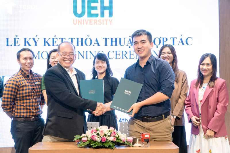 Thầy Trần Trinh Tường kí kết cùng UEH