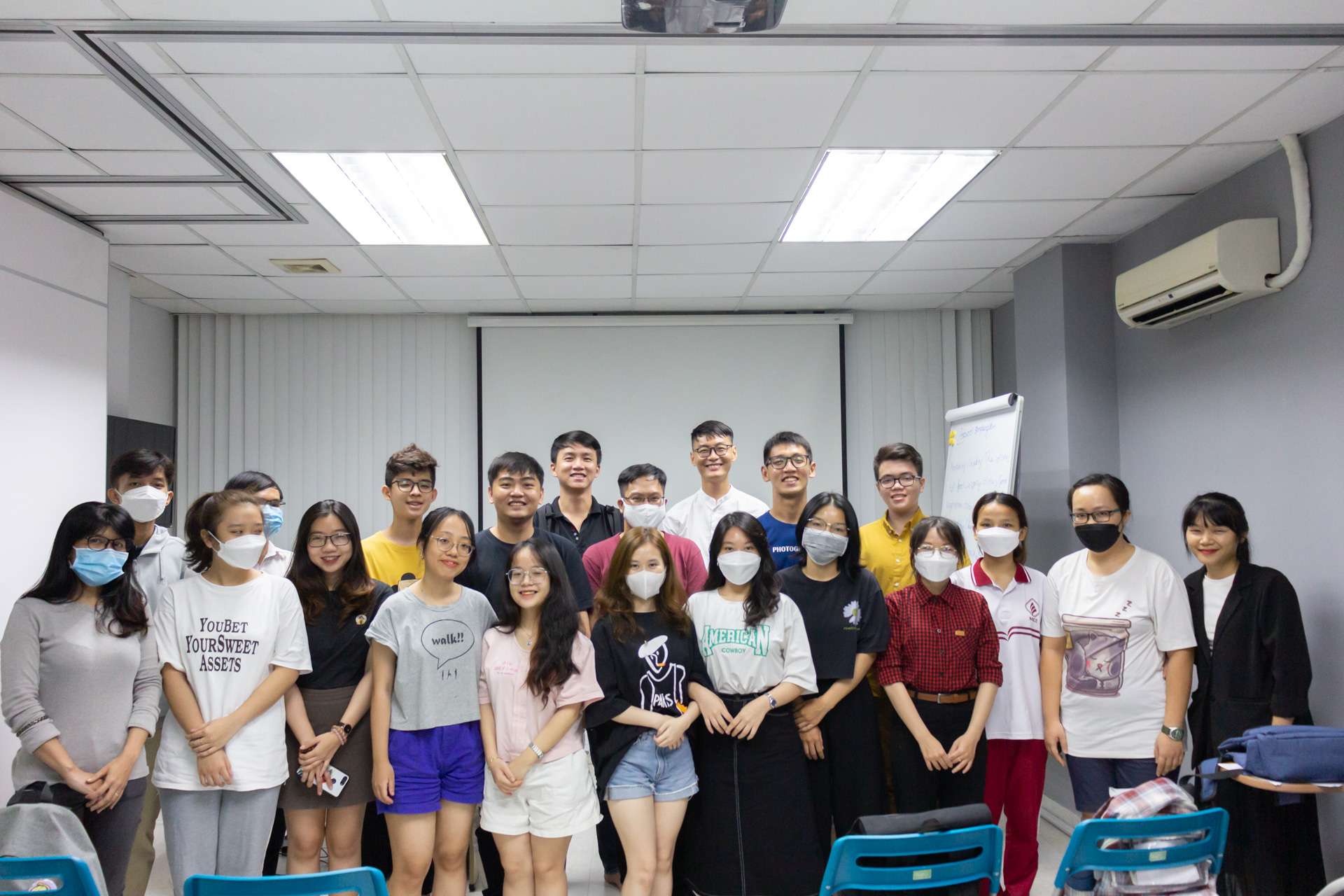 Một cuốn sổ ghi chép từ đồng nghĩa IELTS và các kỹ năng paraphrase.
