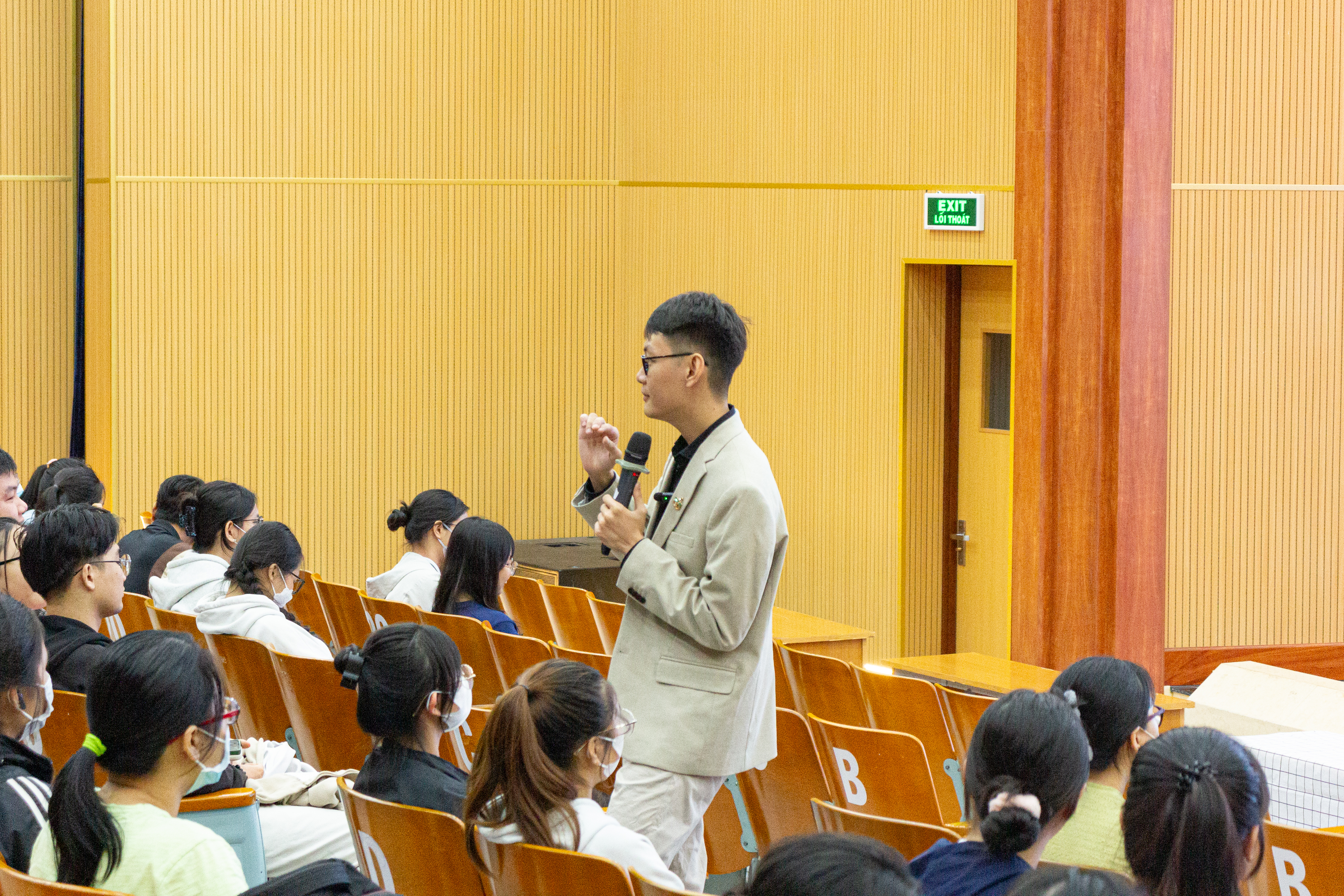 Các phương pháp luyện nghe IELTS hiệu quả như chép chính tả, nghe thụ động.