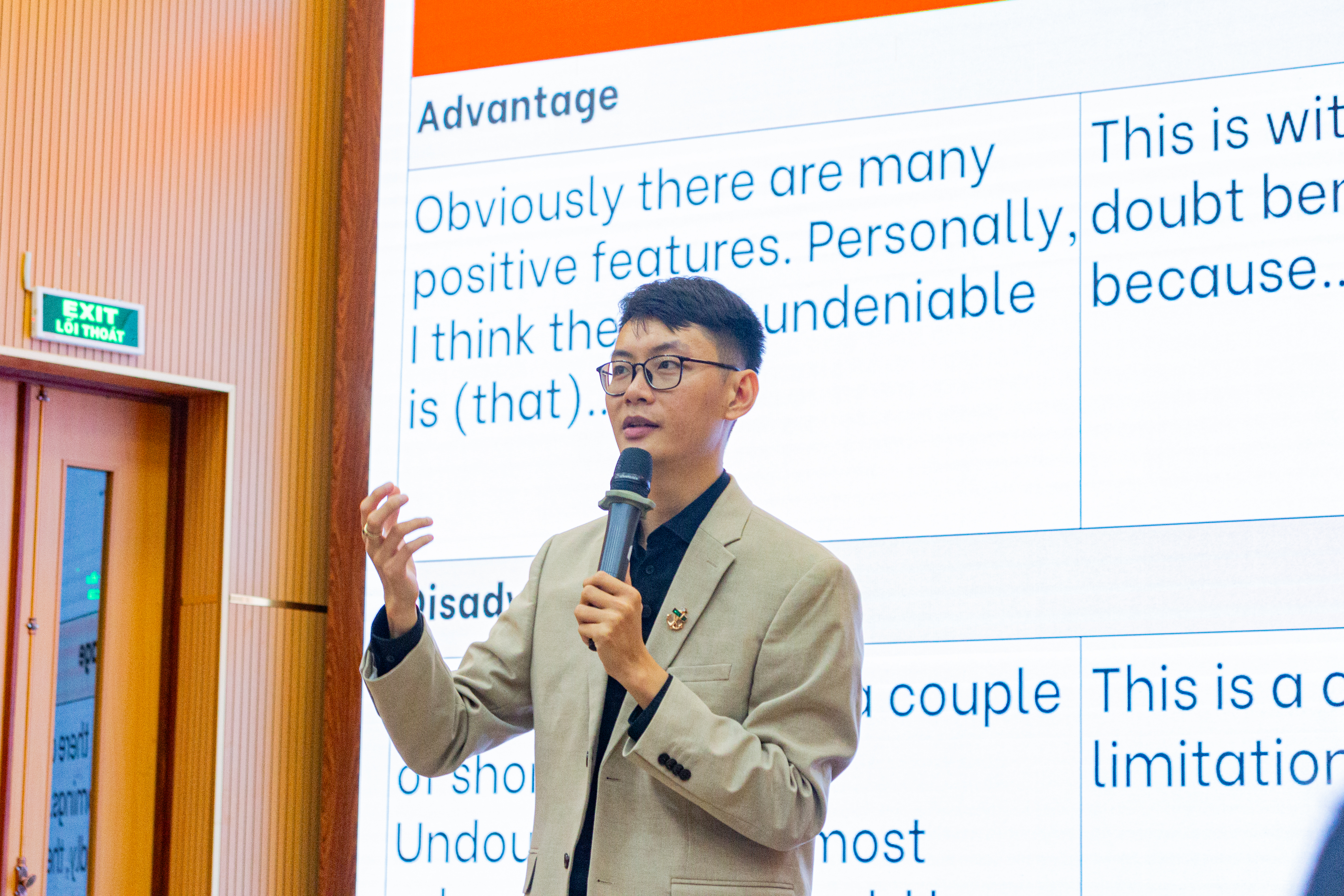 Học viên đang chăm chú luyện kỹ năng viết IELTS