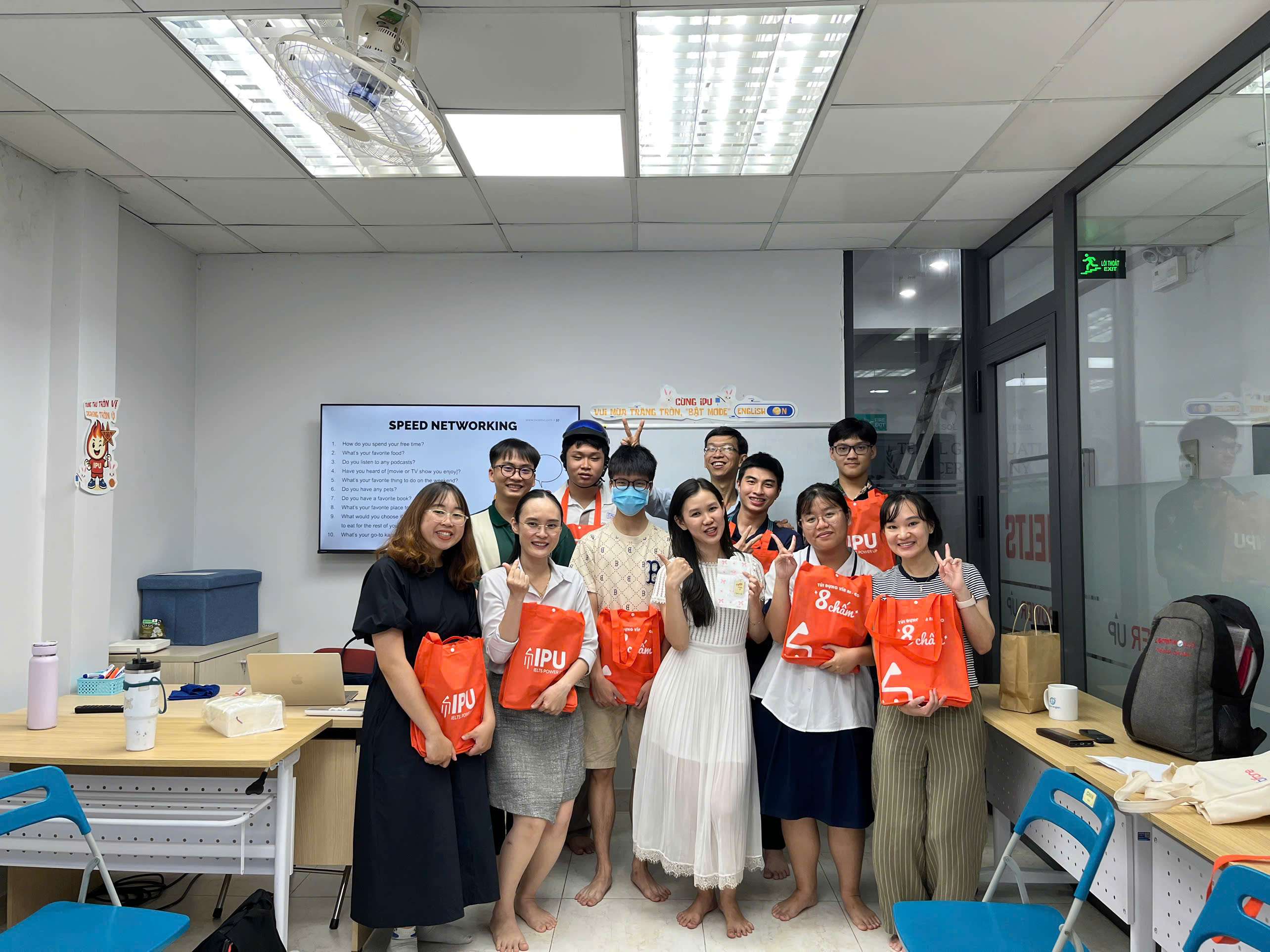 Lộ trình luyện thi ielts 5.5 được vạch ra trên giấy, cho thấy sự chuẩn bị kỹ lưỡng