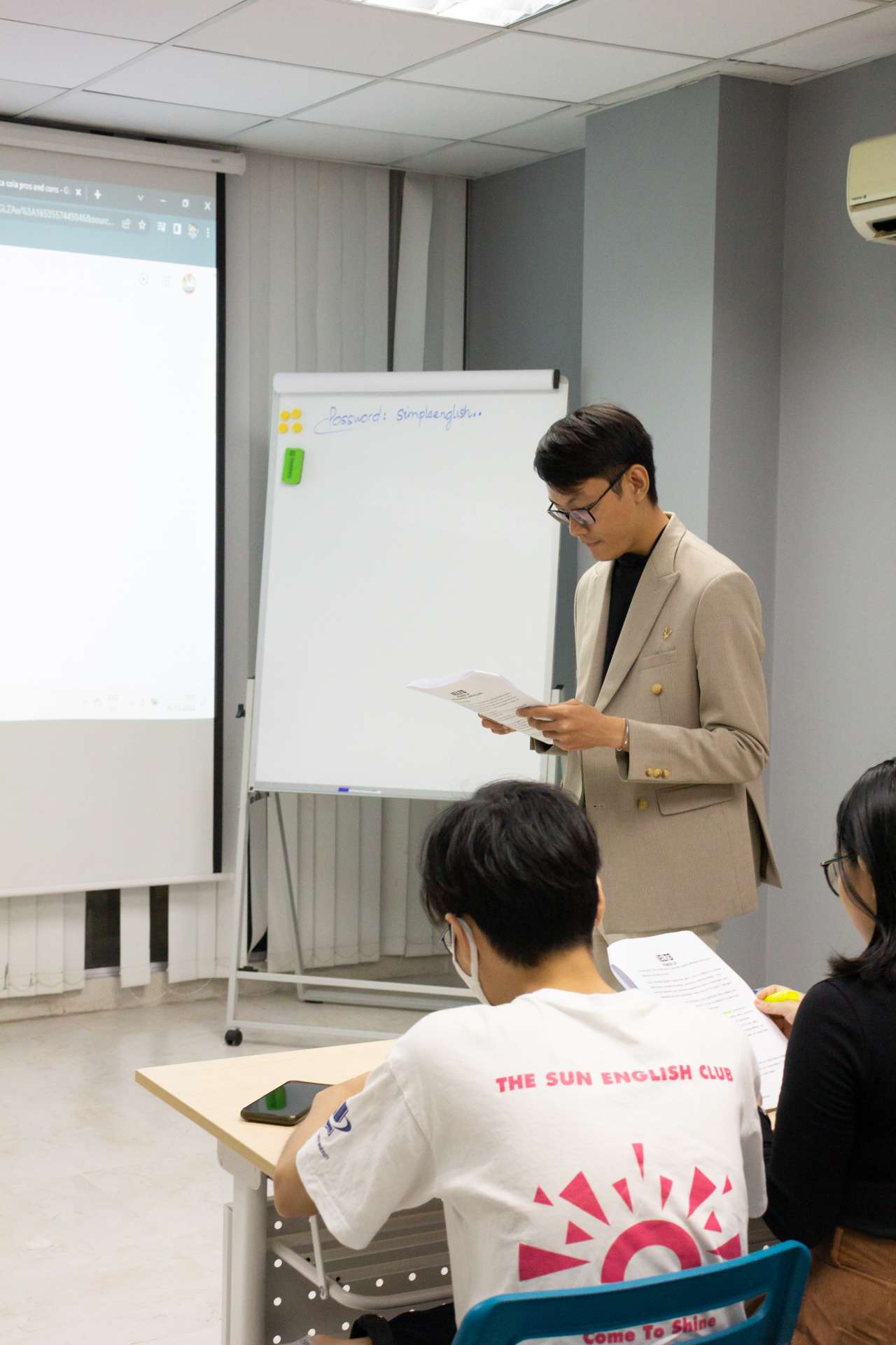 Một bạn nữ đang tự học IELTS tại nhà với máy tính và sổ tay