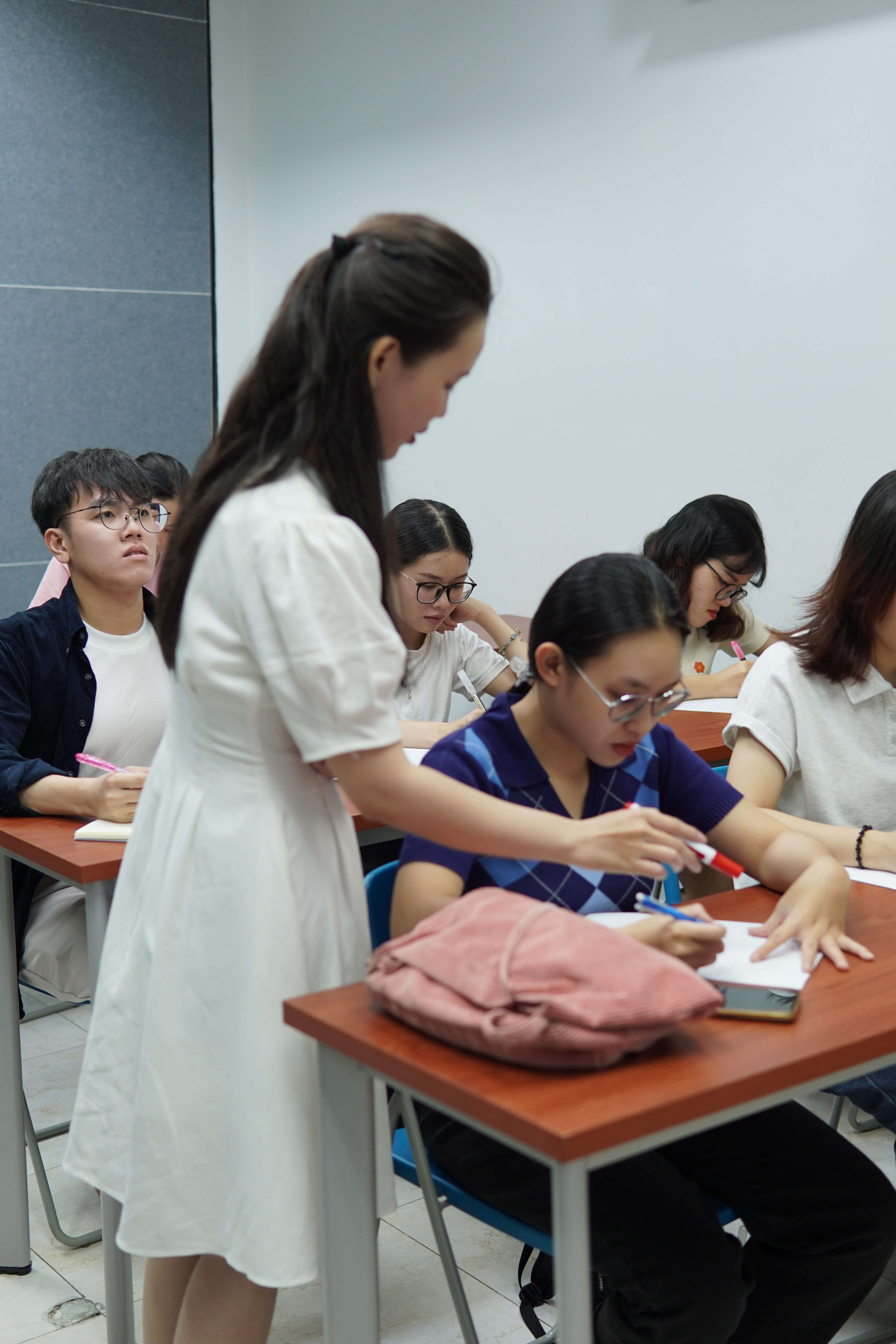 Thí sinh lo lắng khi bị giám khảo IELTS ngắt lời khi speaking