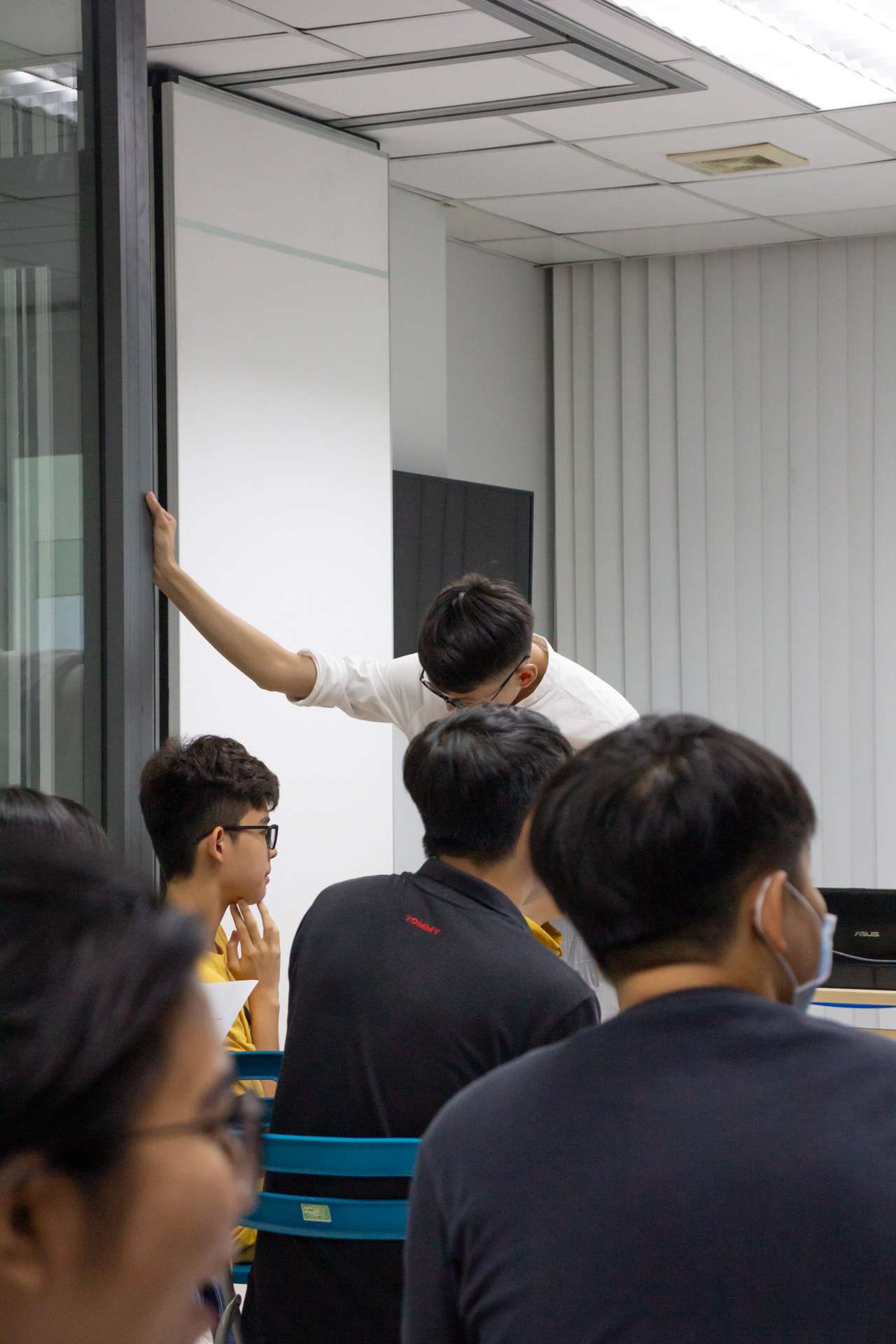 Ví dụ về biểu đồ đường với các điểm peak và trough cần phân tích