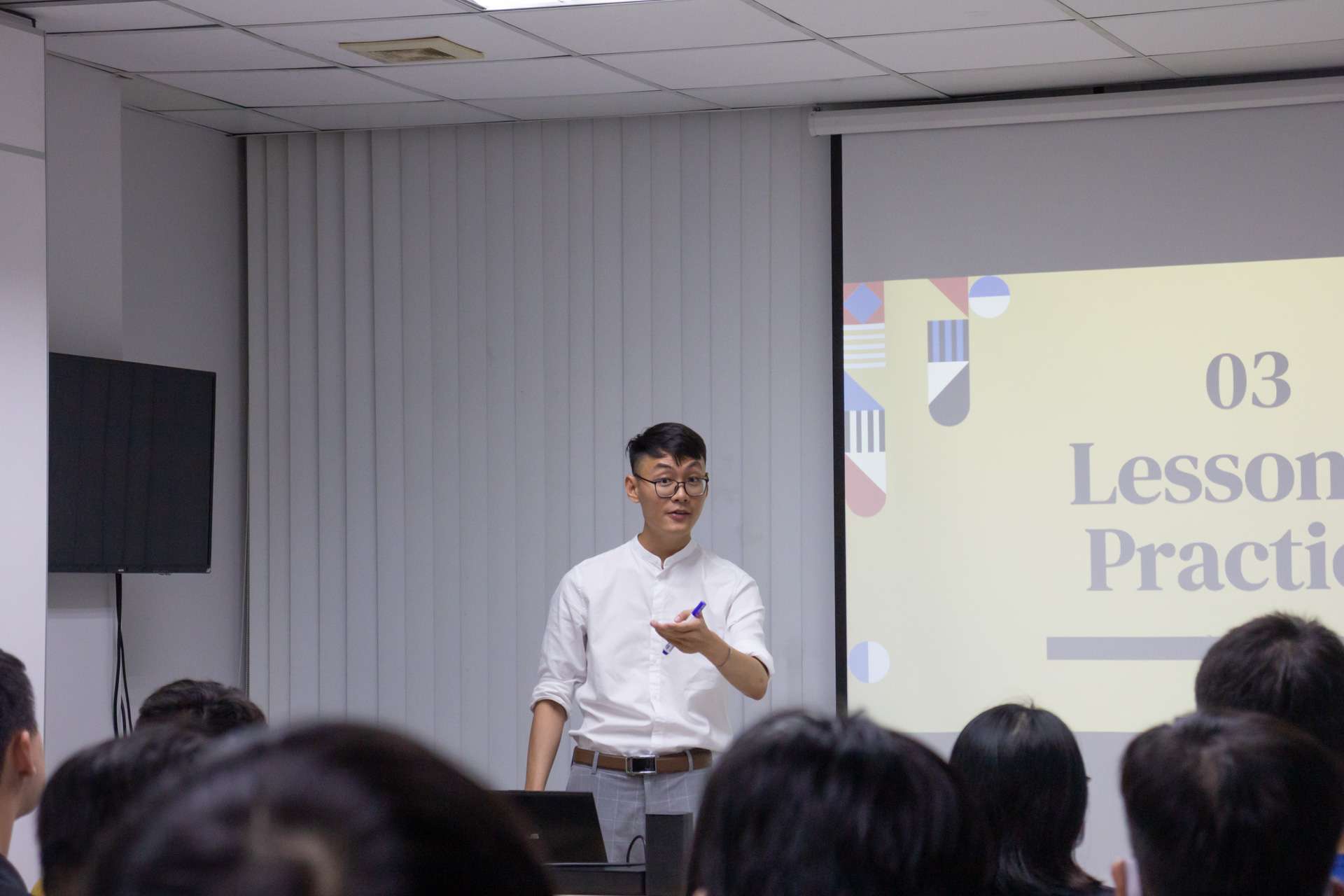 Giáo viên luyện tập speaking 1-1 với học viên.