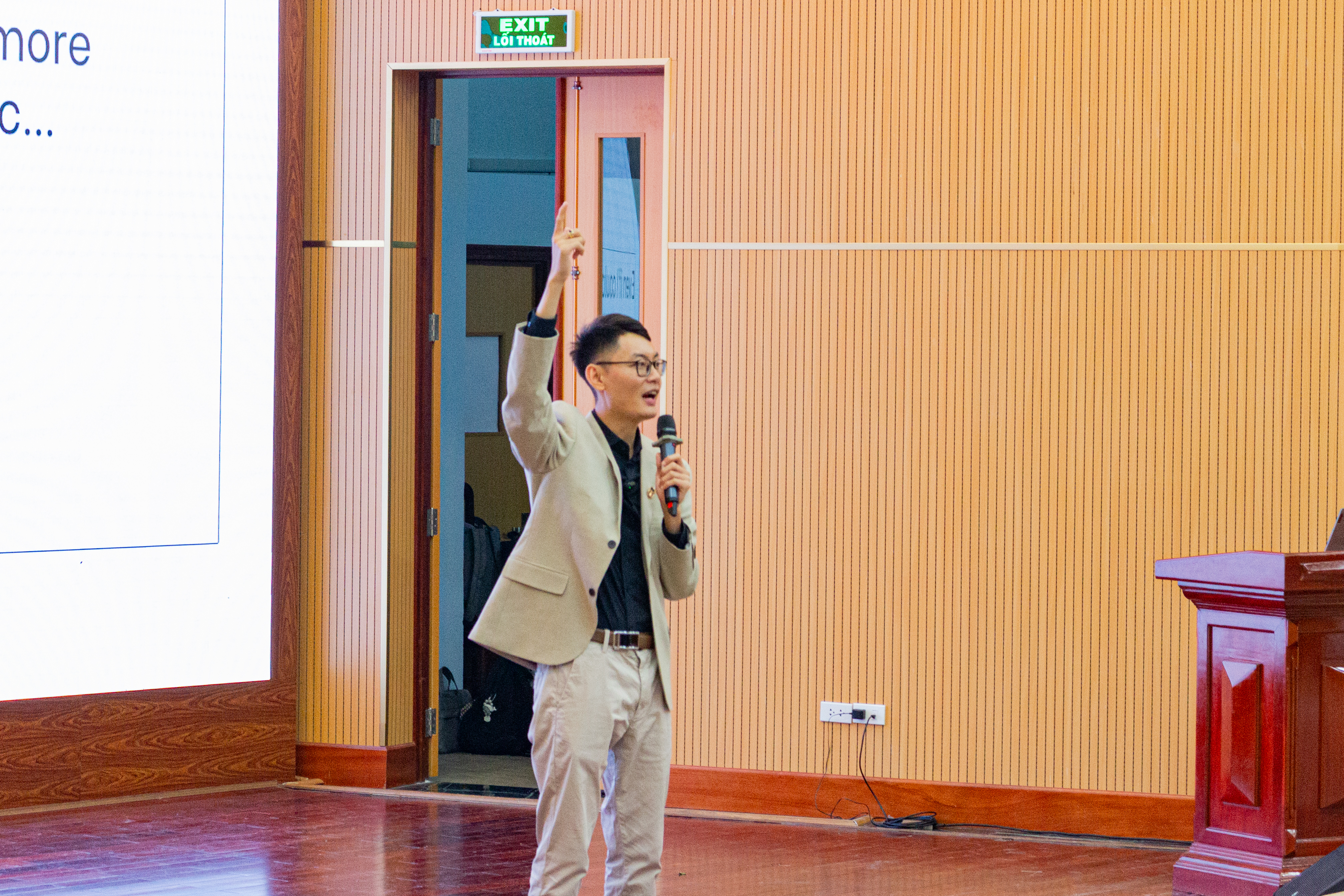 Tập trung nâng cao năng lực tiếng Anh thay vì chỉ tích trữ tài liệu