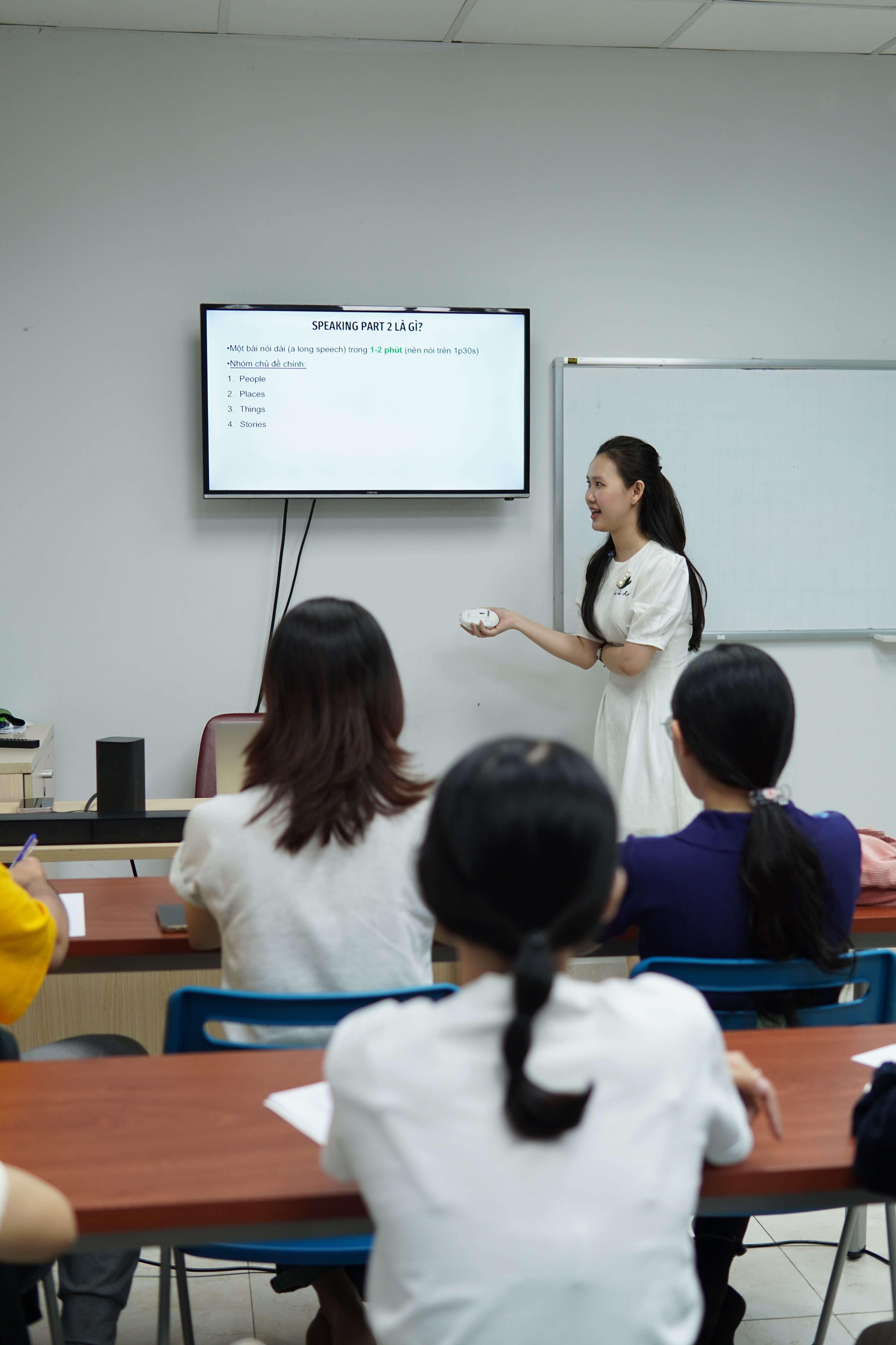 Tập trung cao độ rèn luyện khả năng nghe và đọc đồng thời