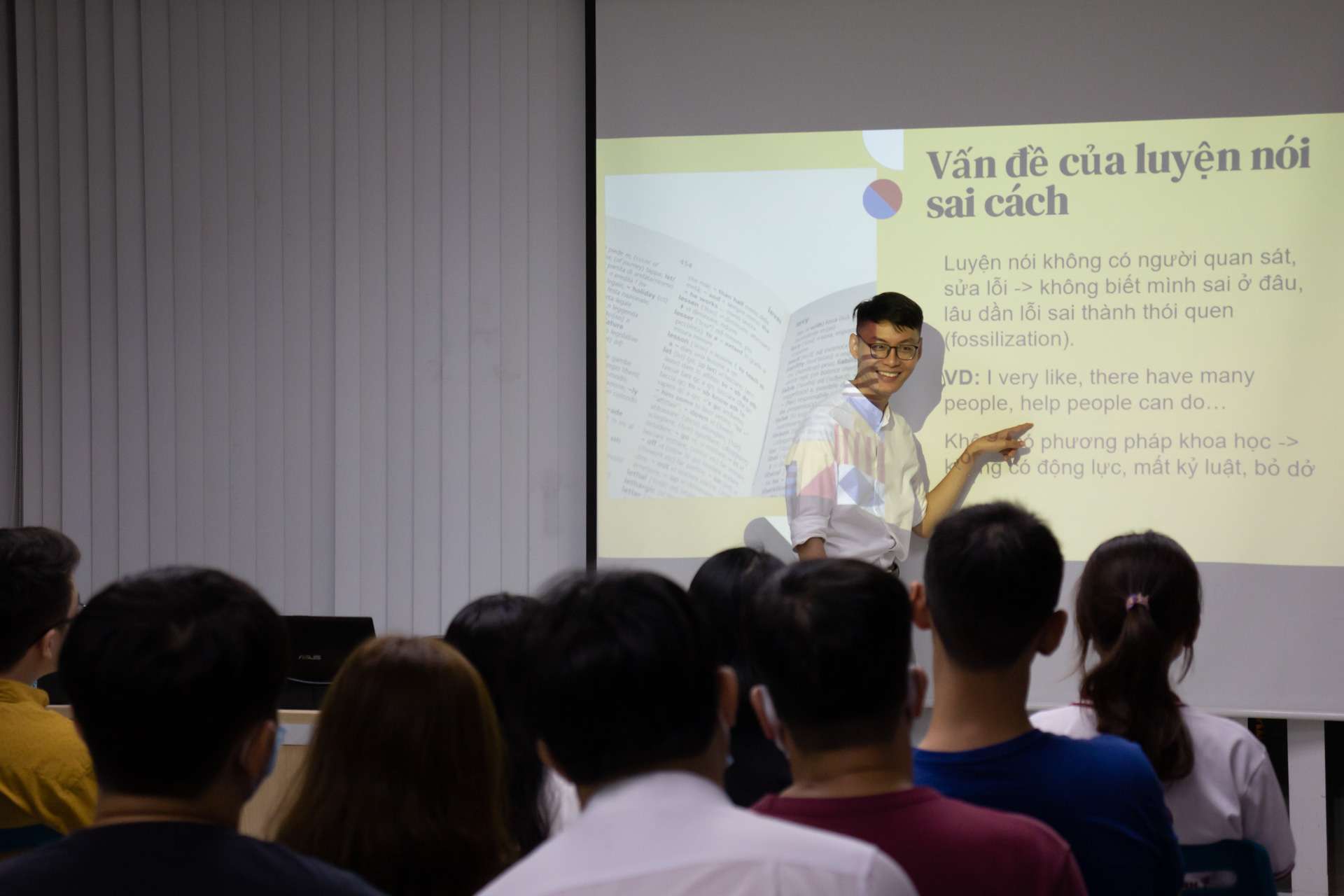 Thí sinh thi IELTS trên máy tính tập trung làm bài Listening