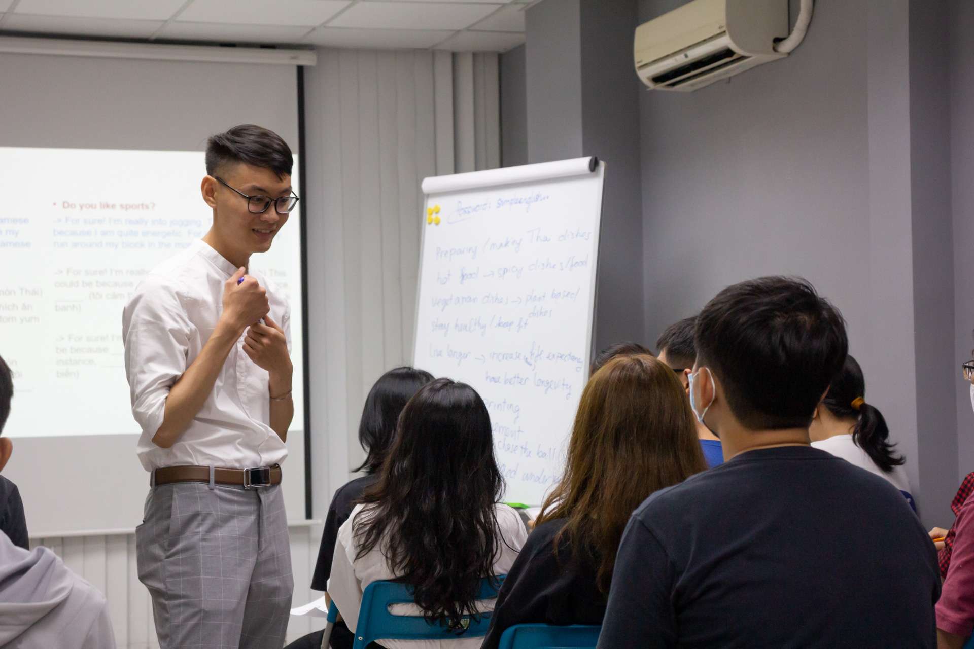 Nâng cao năng lực tiếng Anh tự nhiên qua các kênh truyền thông bản xứ